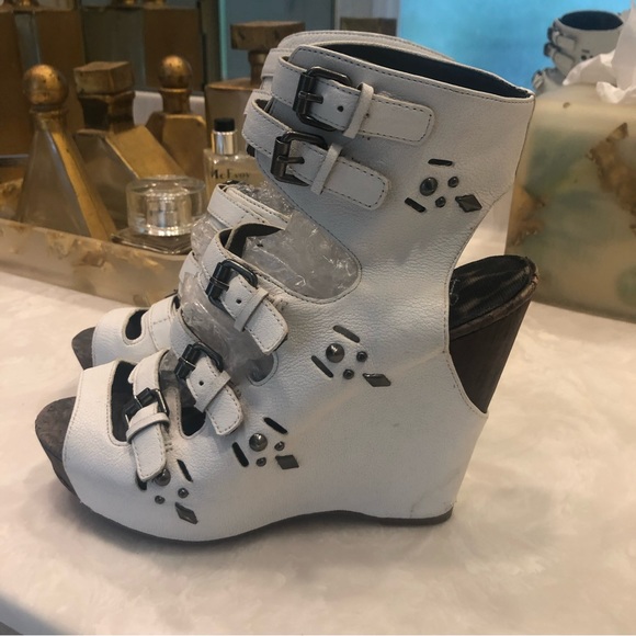 Sam Edelman while wedge sandal / booties with multiple buckles, leather, Sz 7.5 - Picture 3 of 15